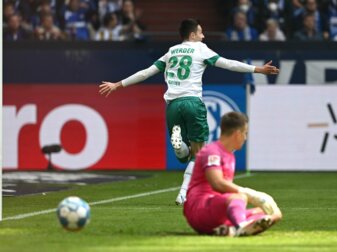 Bremens Ilia Gruev dreht nach seinem Führungstor auf Schalke jubelnd ab. Bremens Ilia Gruev dreht nach seinem Führungstor auf Schalke jubelnd ab.