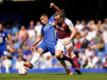 Chelseas Thiago Silva (l) und West Ham Uniteds Mark Noble kämpfen um den Ball.