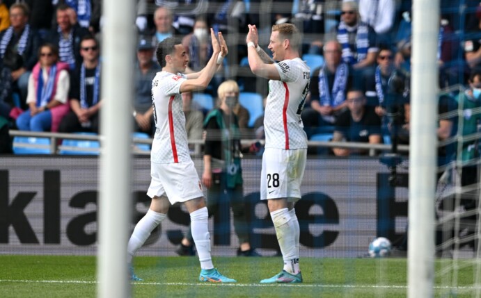 Augsburgs Ruben Vargas (l) und Andre Hahn klatschen nach dem 1:0 ab.