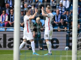 Augsburgs Ruben Vargas (l) und Andre Hahn klatschen nach dem 1:0 ab. Augsburgs Ruben Vargas (l) und Andre Hahn klatschen nach dem 1:0 ab.
