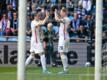 Augsburgs Ruben Vargas (l) und Andre Hahn klatschen nach dem 1:0 ab.