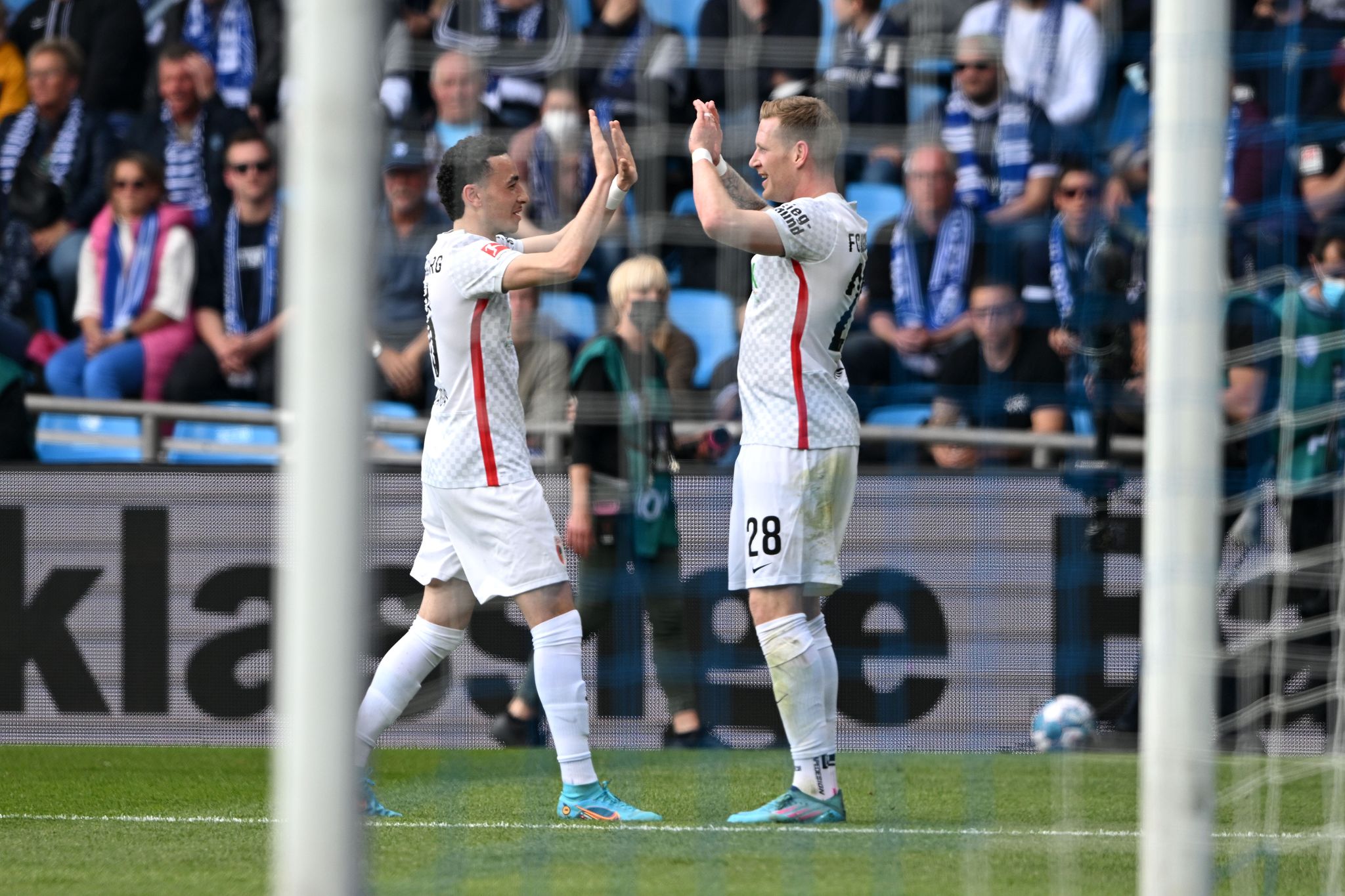 Augsburgs Ruben Vargas (l) und Andre Hahn klatschen nach dem 1:0 ab.