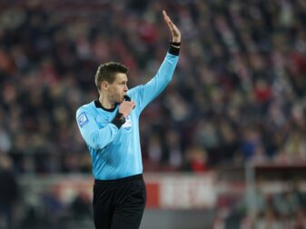 Schiedsrichter Siebert räumt Fehler im Topspiel ein Schiedsrichter Siebert räumt Fehler im Topspiel ein