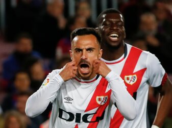 Alvaro Garcia (M) von Rayo feiert nach seinem Führungstreffer. Alvaro Garcia (M) von Rayo feiert nach seinem Führungstreffer.