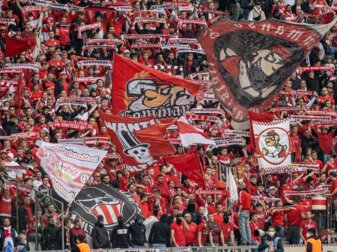 Fans von VfB Stuttgart feuern ihr Team aus dem Gästeblock des Olympiastadions an. Fans von VfB Stuttgart feuern ihr Team aus dem Gästeblock des Olympiastadions an.