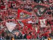 Fans von VfB Stuttgart feuern ihr Team aus dem Gästeblock des Olympiastadions an.