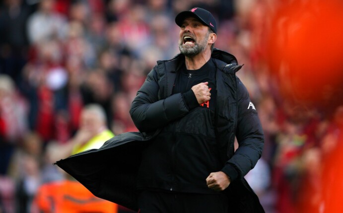 Liverpools Trainer Jürgen Klopp freut sich über den Derbysieg gegen Everton.