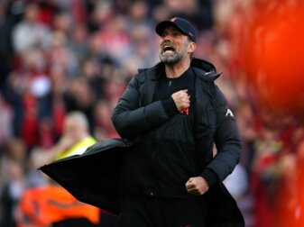 Liverpools Trainer Jürgen Klopp freut sich über den Derbysieg gegen Everton. Liverpools Trainer Jürgen Klopp freut sich über den Derbysieg gegen Everton.