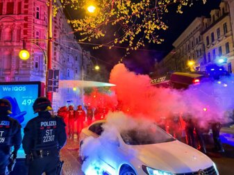 Mit einem Wasserwerfereinsatz geht die Polizei in Magdeburg gegen alkoholisierte Fußballfans vor, die mit viel Pyrotechnik den Zweitliga-Aufstieg des 1. FC feiern. Mit einem Wasserwerfereinsatz geht die Polizei in Magdeburg gegen alkoholisierte Fußballfans vor, die mit viel Pyrotechnik den Zweitliga-Aufstieg des 1. FC feiern.