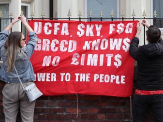 Englische Fußballfans fordern schon länger Mitsprache bei ihren Vereinen: Protest gegen Clubbesitzer.