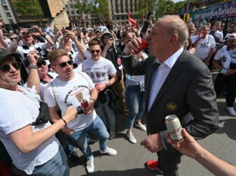 Peter Fischer (r), Präsident von Eintracht Frankfurt, beim Besuch der Eintracht-Fans in Barcelona. Peter Fischer (r), Präsident von Eintracht Frankfurt, beim Besuch der Eintracht-Fans in Barcelona.