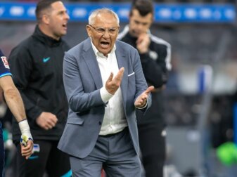 Einpeitscher, Magier, Mittler, Trickser: Cheftrainer Felix Magath bringt Hertha BSC wieder auf Kurs. Einpeitscher, Magier, Mittler, Trickser: Cheftrainer Felix Magath bringt Hertha BSC wieder auf Kurs.