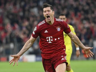 Topstürmer Robert Lewandowski erzielte in dieser Saison bislang 48 Pflichtspieltreffer. Topstürmer Robert Lewandowski erzielte in dieser Saison bislang 48 Pflichtspieltreffer.