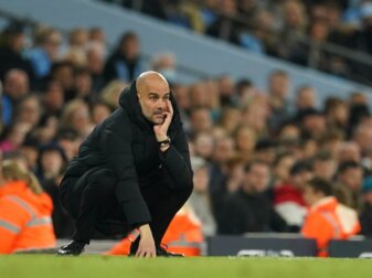 Pep Guardiola, Trainer von Manchester City, hockt an der Seitenlinie und studiert das Spiel seiner Mannschaft. Pep Guardiola, Trainer von Manchester City, hockt an der Seitenlinie und studiert das Spiel seiner Mannschaft.