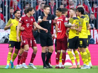 Schiedsrichter Daniel Siebert (M.) hatte einen Fehler im Topspiel eingestanden.