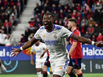 Real Madrid muss möglicherweise in Manchester auf David Alaba (M.) verzichten. Real Madrid muss möglicherweise in Manchester auf David Alaba (M.) verzichten.