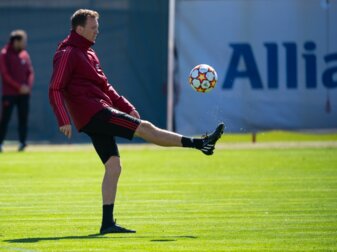 Bayern-Trainer Julian Nagelsmann hält während des Trainigs einen Ball hoch. Bayern-Trainer Julian Nagelsmann hält während des Trainigs einen Ball hoch.