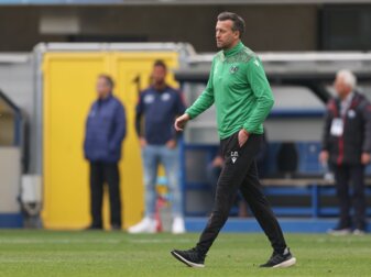 Trainer Christoph Dabrowski hat mit Hannover 96 drei Spieltage vor Saisonende sechs Punkte Vorsprung auf den Relegationsplatz. Trainer Christoph Dabrowski hat mit Hannover 96 drei Spieltage vor Saisonende sechs Punkte Vorsprung auf den Relegationsplatz.
