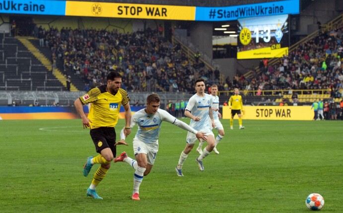 Dortmunds Emre Can (l) und Kostiantyn Vivcharenko kämpfen beim Benefizspiel um den Ball.