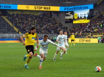 Dortmunds Emre Can (l) und Kostiantyn Vivcharenko kämpfen beim Benefizspiel um den Ball. Dortmunds Emre Can (l) und Kostiantyn Vivcharenko kämpfen beim Benefizspiel um den Ball.