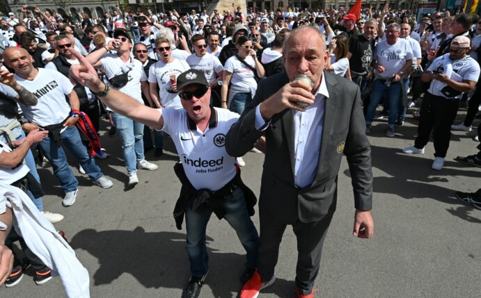 Eintracht-Präsident Peter Fischer (r) hofft auch in London auf eine große Party der Frankfurter Fans.