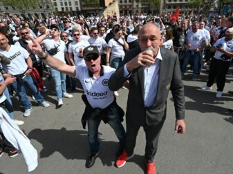 Eintracht-Präsident Peter Fischer (r) hofft auch in London auf eine große Party der Frankfurter Fans. Eintracht-Präsident Peter Fischer (r) hofft auch in London auf eine große Party der Frankfurter Fans.