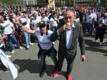 Eintracht-Präsident Peter Fischer (r) hofft auch in London auf eine große Party der Frankfurter Fans.