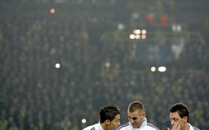 Mesut Özil (r) und Karim Benzema (M) spielten vier Jahre lang gemeinsam für Real Madrid.
