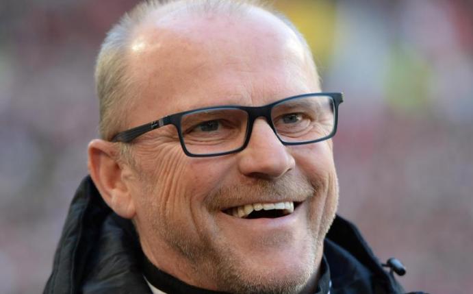Hannovers Trainer Thomas Schaaf konnte sich endlich über einen Sieg freuen. Foto: Marijan Murat