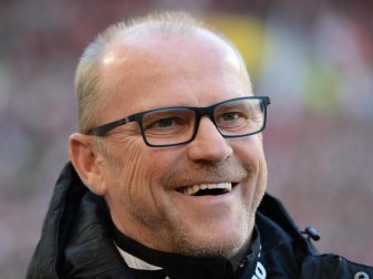 Hannovers Trainer Thomas Schaaf konnte sich endlich über einen Sieg freuen. Foto: Marijan Murat Hannovers Trainer Thomas Schaaf konnte sich endlich über einen Sieg freuen. Foto: Marijan Murat