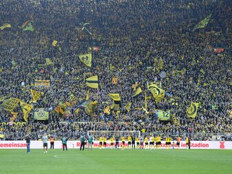 Angehender Vizemeister: Dortmunds Mannschaft steht vor der Gelben Wand der Fans im heimischen Stadion.