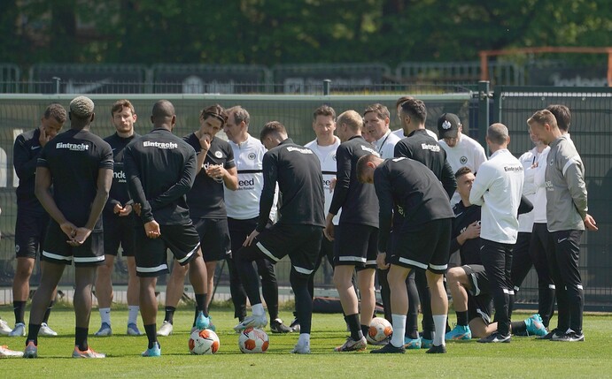 Frankfurts Trainer Oliver Glasner hält beim Abschlusstraining eine Ansprache an seine Spieler.