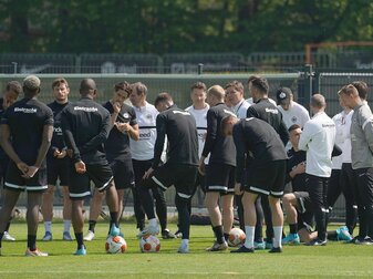 Frankfurts Trainer Oliver Glasner hält beim Abschlusstraining eine Ansprache an seine Spieler. Frankfurts Trainer Oliver Glasner hält beim Abschlusstraining eine Ansprache an seine Spieler.