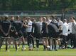 Frankfurts Trainer Oliver Glasner hält beim Abschlusstraining eine Ansprache an seine Spieler.