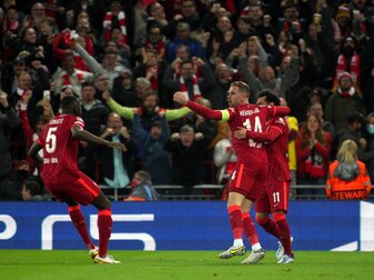 Liverpools Jordan Henderson (M), Mohamed Salah (r) und Ibrahima Konate (l) jubeln über das 1:0 gegen den FC Villarreal. Liverpools Jordan Henderson (M), Mohamed Salah (r) und Ibrahima Konate (l) jubeln über das 1:0 gegen den FC Villarreal.