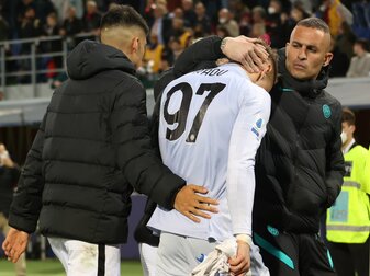 Inters Ersatztorwart Ionut Radu (M) verlässt enttäuscht den Platz. Inters Ersatztorwart Ionut Radu (M) verlässt enttäuscht den Platz.