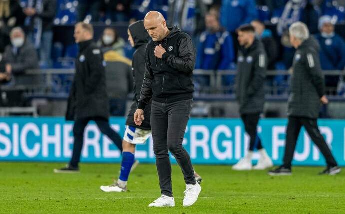 Schalkes Sportdirektor Rouven Schröder geht nach einem Spiel über den Platz der Veltins Arena.