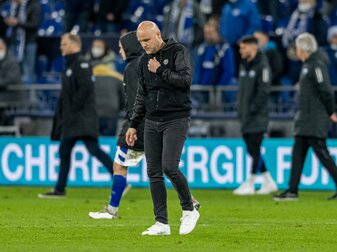 Schalkes Sportdirektor Rouven Schröder geht nach einem Spiel über den Platz der Veltins Arena. Schalkes Sportdirektor Rouven Schröder geht nach einem Spiel über den Platz der Veltins Arena.