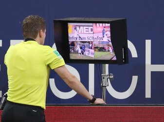 Möglicherweise werden in Zukunft Ex-Profis in die Arbeit der Video-Assistenten eingebunden. Möglicherweise werden in Zukunft Ex-Profis in die Arbeit der Video-Assistenten eingebunden.