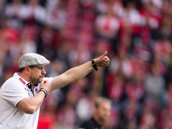 Kölns Trainer Steffen Baumgart coacht seine Mannschaft gewöhnlich mit vollem Körpereinsatz.