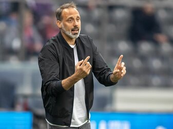 VfB-Trainer Pellegrino Matarazzo versucht während der Partie gegen Hertha BSC von der Seitenlinie auf das Spiel seiner Mannschaft einzuwirken. VfB-Trainer Pellegrino Matarazzo versucht während der Partie gegen Hertha BSC von der Seitenlinie auf das Spiel seiner Mannschaft einzuwirken.