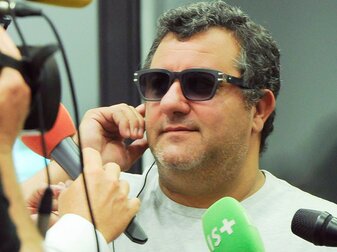 Spielerberater Mino Raiola bei einer Pressekonferenz im Jahr 2016. Spielerberater Mino Raiola bei einer Pressekonferenz im Jahr 2016.