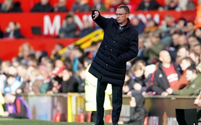 Ralf Rangnick, Trainer von Manchester United, coacht seine Mannschaft vom Spielfeldrand aus.