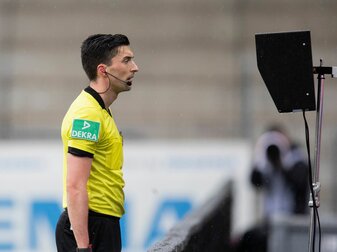 Schiedsrichter Florian Badstübner schaut sich eine Szene im Videobeweis an. Schiedsrichter Florian Badstübner schaut sich eine Szene im Videobeweis an.