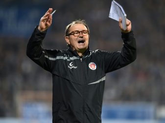 Ewald Lienen und der FC St. Pauli bleiben oben dran (Quelle: PIXATHLON/SID) Ewald Lienen und der FC St. Pauli bleiben oben dran (Quelle: PIXATHLON/SID)