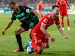 Berlins Niko Gießelmann (r) geht nach einem Foul von Jamie Leweling von Greuther Fürth zu Boden.