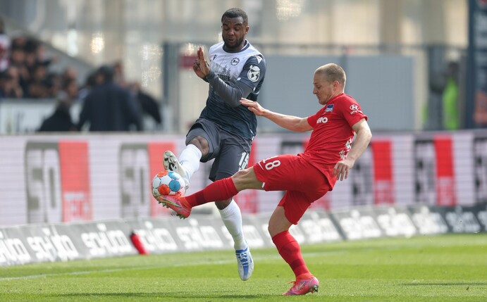 Der Bielefelder Nathan de Medina (l) und Herthas Santiago Ascacibar gehen hart in den Zweikampf.
