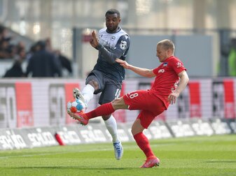 Der Bielefelder Nathan de Medina (l) und Herthas Santiago Ascacibar gehen hart in den Zweikampf. Der Bielefelder Nathan de Medina (l) und Herthas Santiago Ascacibar gehen hart in den Zweikampf.
