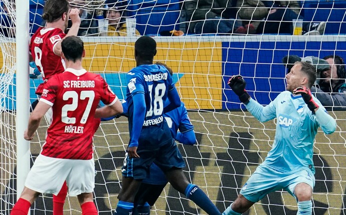 Freiburgs Lucas Höler (l) trifft zur zwischenzeitlichen 3:2-Führung gegen TSG Hoffenheim.