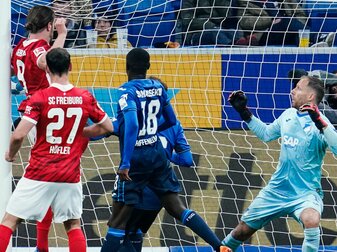 Freiburgs Lucas Höler (l) trifft zur zwischenzeitlichen 3:2-Führung gegen TSG Hoffenheim. Freiburgs Lucas Höler (l) trifft zur zwischenzeitlichen 3:2-Führung gegen TSG Hoffenheim.